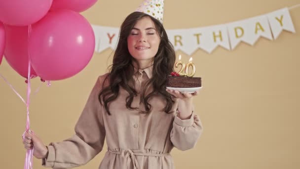 Una Sonriente Mujer Complacida Cono Fiesta Sostiene Globos Aire Rosa — Vídeos de Stock