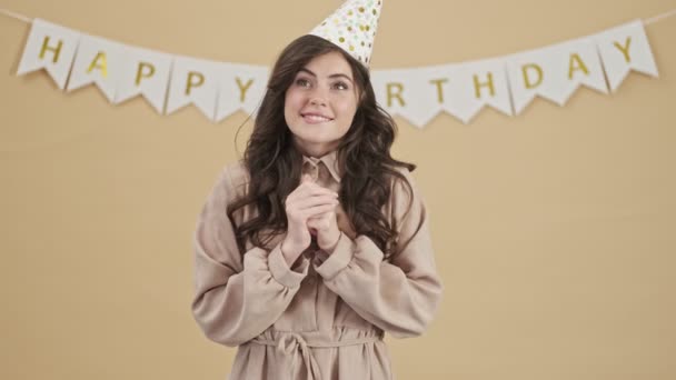 Eine Hübsche Geburtstagskind Partykegel Denkt Über Etwas Nach Während Sie — Stockvideo