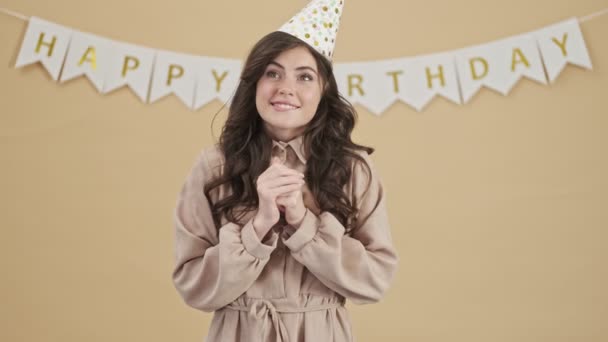 Una Bella Donna Compleanno Cono Partito Sta Pensando Qualcosa Mentre — Video Stock