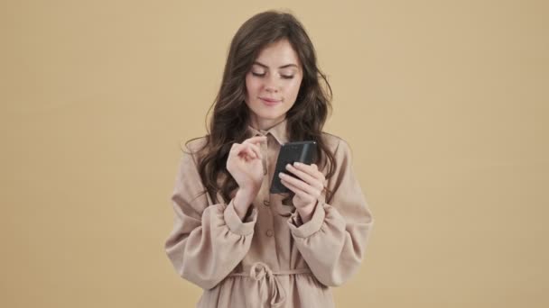 Una Mujer Feliz Complacida Está Usando Teléfono Inteligente Mientras Elige — Vídeo de stock