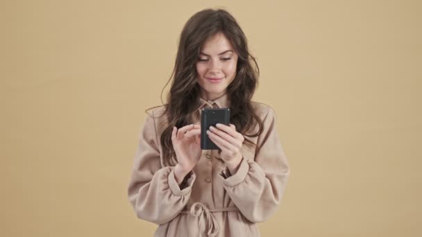 Uma Mulher Feliz Animado Está Usando Seu Smartphone Fazer Gesto — Vídeo de Stock