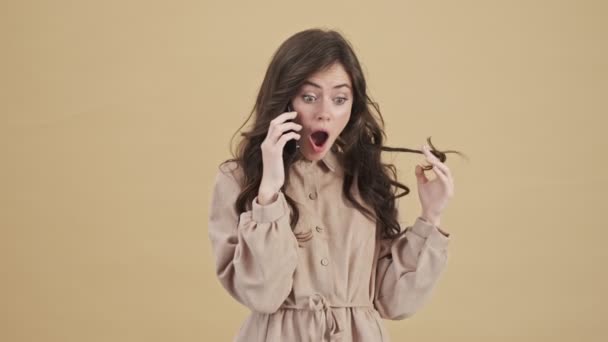Una Mujer Que Ríe Sorprendida Está Hablando Teléfono Inteligente Pie — Vídeo de stock