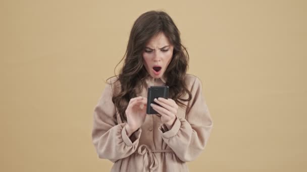 Uma Mulher Preocupada Chocada Está Digitando Seu Smartphone Enquanto Mensagens — Vídeo de Stock