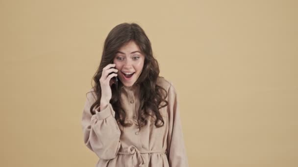 Uma Boa Mulher Positiva Está Falando Seu Smartphone Enquanto Recebe — Vídeo de Stock