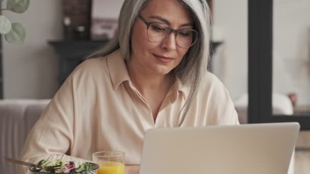 Eine Positiv Gestimmte Reife Frau Mit Brille Arbeitet Mit Ihrem — Stockvideo