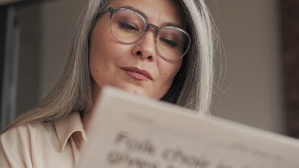 Una Vista Cerca Una Mujer Madura Seria Con Anteojos Está — Vídeo de stock