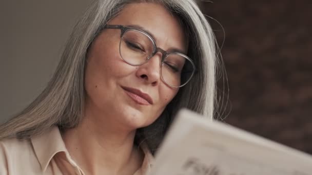 Una Vista Cerca Una Mujer Madura Enfocada Anteojos Está Leyendo — Vídeo de stock