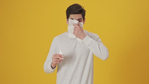 Homem Doente Descontente Com Corrimento Nasal Usando Spray Papel Sobre — Vídeo de Stock