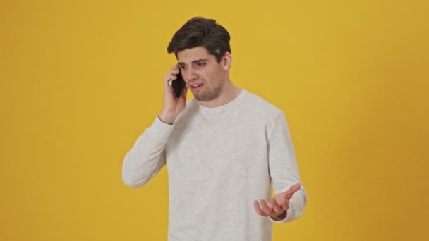 Serious Enfermo Hombre Hablando Por Teléfono Inteligente Luego Vuelve Disgustado — Vídeos de Stock