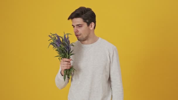 Brodaty Chory Człowiek Wąchając Kwiaty Staje Się Szczęśliwy Ponieważ Sprayu — Wideo stockowe