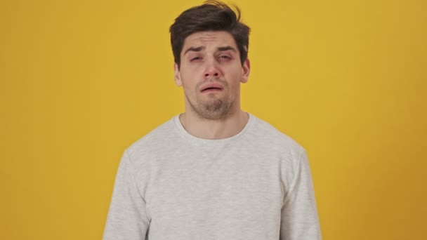Hombre Enfermo Infeliz Con Nariz Mocosa Estornudando Mirando Cámara Sobre — Vídeos de Stock