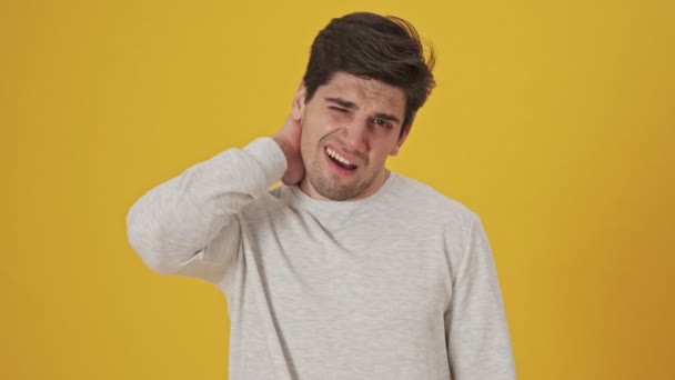 Infeliz Doente Homem Ter Dor Pescoço Sobre Fundo Amarelo — Vídeo de Stock