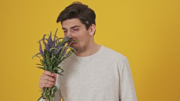 Brodaty Chory Człowiek Wąchając Kwiaty Mając Alergię Następnie Pokazując Tabletki — Wideo stockowe
