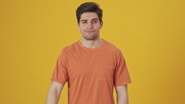 Hombre Guapo Disgustado Usando Camiseta Que Muestra Gesto Del Pulgar — Vídeos de Stock