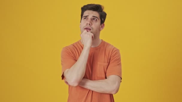 Pensativo Hombre Guapo Usando Camiseta Pensando Algo Entonces Tener Idea — Vídeos de Stock