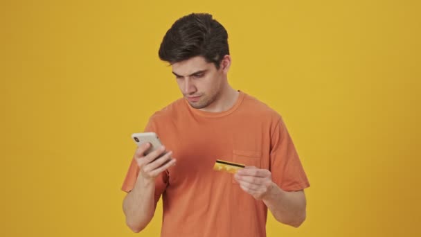 Lachende Knappe Man Draagt Shirt Online Winkelen Met Smartphone Creditcard — Stockvideo