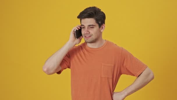 Feliz Hombre Guapo Usando Camiseta Hablando Por Teléfono Inteligente Regocijándose — Vídeos de Stock