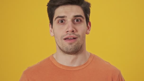 Close Uitzicht Van Glimlachende Knappe Man Dragen Shirt Steeds Verrast — Stockvideo