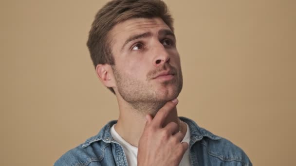 Jeune Homme Bouleversé Rêvant Quelque Chose Regardant Vers Haut Debout — Video