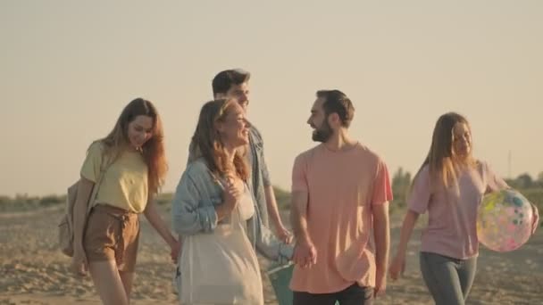 Unos Amigos Atractivos Están Caminando Por Playa Sonriendo — Vídeo de stock