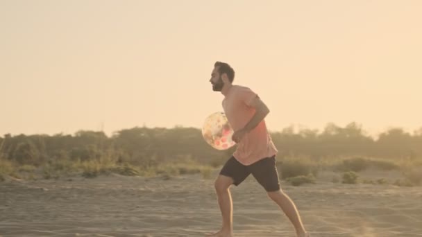 Bel Positivo Amici Stanno Giocando Con Una Palla Sulla Spiaggia — Video Stock