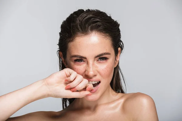 Retrato Beleza Uma Jovem Sensual Sorridente Atraente Com Morena Molhada — Fotografia de Stock