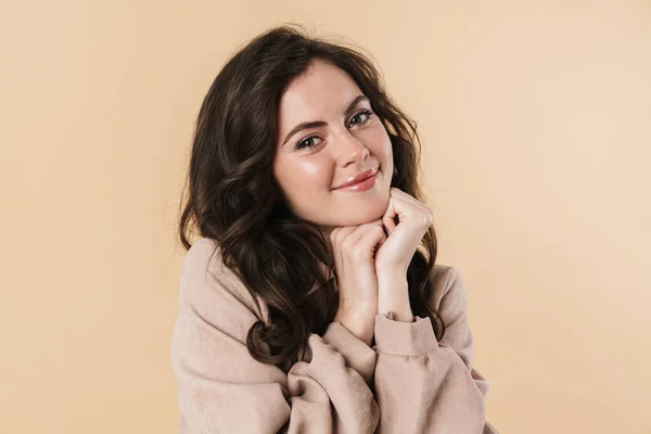 Imagen Mujer Caucásica Feliz Sonriendo Mirando Cámara Aislada Sobre Fondo —  Fotos de Stock