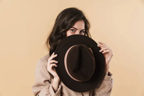 Afbeelding Van Gelukkig Kaukasische Vrouw Poseren Met Hoed Camera Geïsoleerd — Stockfoto