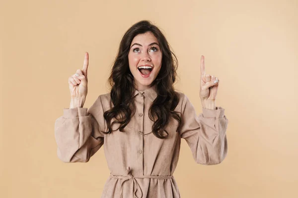 Imagen Mujer Atractiva Excitada Sonriendo Señalando Los Dedos Hacia Arriba — Foto de Stock