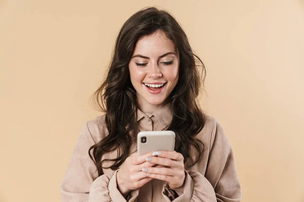 Obraz Wesoły Cute Kobieta Uśmiecha Się Wpisując Telefon Komórkowy Odizolowany — Zdjęcie stockowe