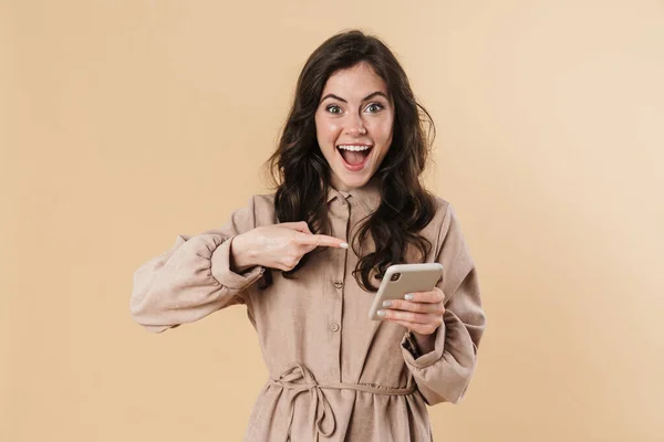Obrázek Veselé Roztomilé Ženy Úsměvem Ukazující Prstem Mobilní Telefon Izolované — Stock fotografie