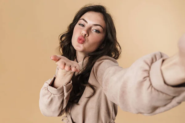 Immagine Allegra Donna Carina Che Soffia Aria Bacio Scattare Foto — Foto Stock