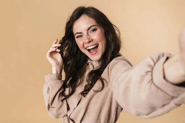 Imagen Mujer Linda Alegre Riendo Tomando Foto Autofoto Aislada Sobre —  Fotos de Stock