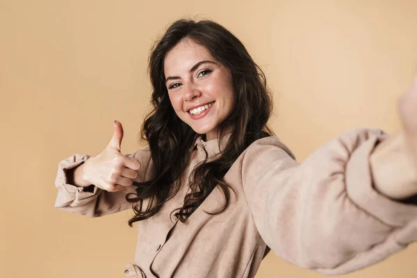 Image Cheerful Cute Woman Showing Thumb Taking Selfie Photo Isolated — Stock Photo, Image