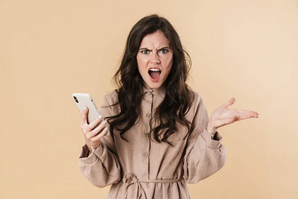 Imagen Mujer Atractiva Enojada Gritando Usando Teléfono Celular Aislado Sobre — Foto de Stock