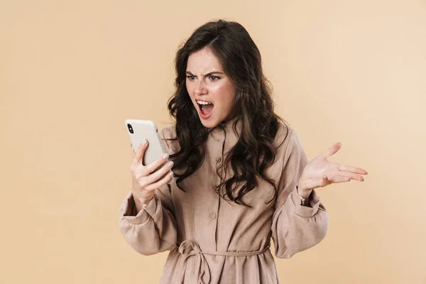 Imagen Mujer Atractiva Enojada Gritando Usando Teléfono Celular Aislado Sobre — Foto de Stock