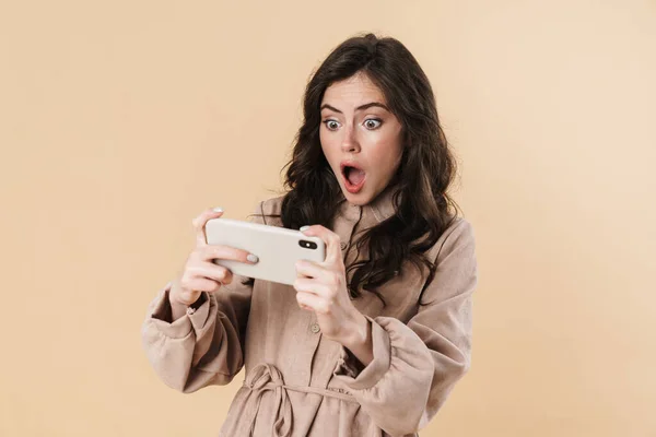 Obrázek Překvapené Atraktivní Žena Hraje Videohry Mobilním Telefonu Izolované Přes — Stock fotografie