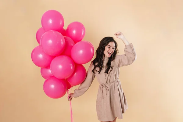 Imagen Mujer Linda Emocionada Riendo Bailando Con Globos Rosados Aislados —  Fotos de Stock