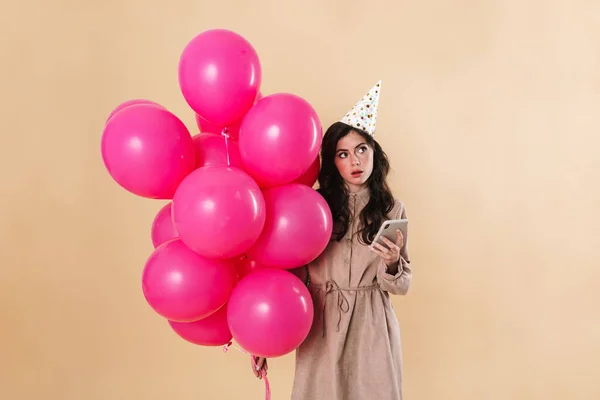 Bej Arka Planda Pembe Balonlarla Poz Verirken Cep Telefonu Kullanan — Stok fotoğraf