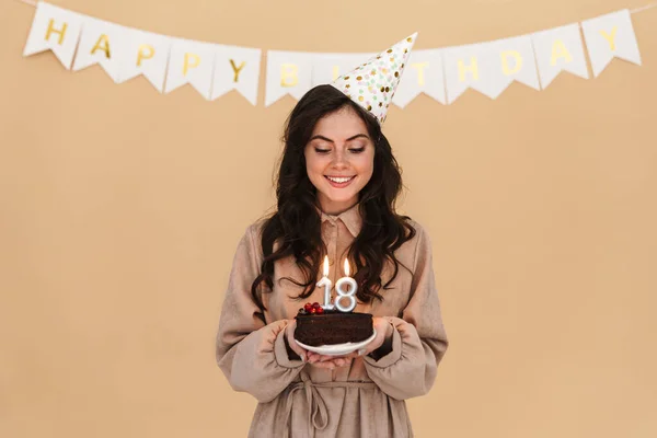 Зображення Щасливої Молодої Жінки Партійному Конусі Посміхаючись Позуючи Тортами День — стокове фото