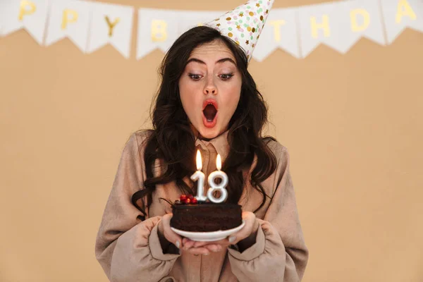 Imagem Jovem Mulher Cone Partido Soprando Velas Bolo Aniversário Isolado — Fotografia de Stock