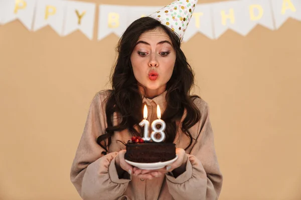 Imagem Jovem Mulher Cone Partido Soprando Velas Bolo Aniversário Isolado — Fotografia de Stock