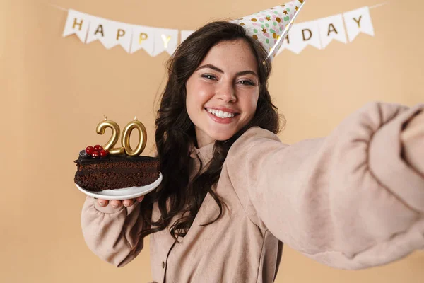 Obraz Szczęśliwy Kobieta Biorąc Selfie Zdjęcie Tort Urodzinowy Izolowane Nad — Zdjęcie stockowe