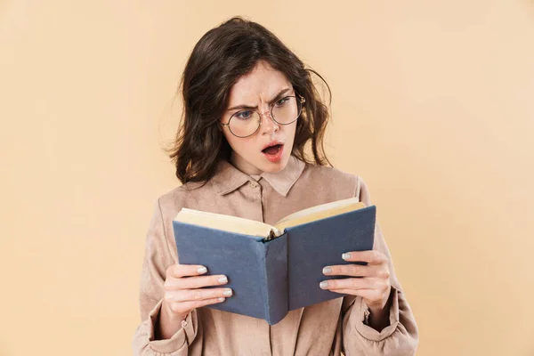 Afbeelding Van Geschokte Blanke Vrouw Bril Leesboek Geïsoleerd Beige Achtergrond — Stockfoto