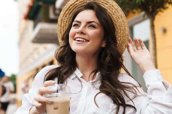 Portré Fiatal Boldog Szalmakalapban Iszik Milkshake Mosolyog Miközben Hangulatos Kávézó — Stock Fotó