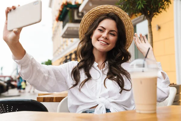 Retrato Una Joven Mujer Sonriente Tomando Foto Selfie Teléfono Celular —  Fotos de Stock