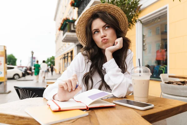 Retrato Una Joven Mujer Reflexiva Escribiendo Notas Mientras Bebe Batido —  Fotos de Stock