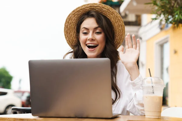 Retrato Mujer Emocionada Saludando Mano Mientras Hace Una Videollamada Portátil — Foto de Stock