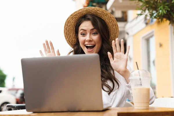 Πορτρέτο Ενθουσιασμένοι Γυναίκα Κουνώντας Χέρια Ενώ Κάνοντας Βιντεοκλήση Στο Laptop — Φωτογραφία Αρχείου