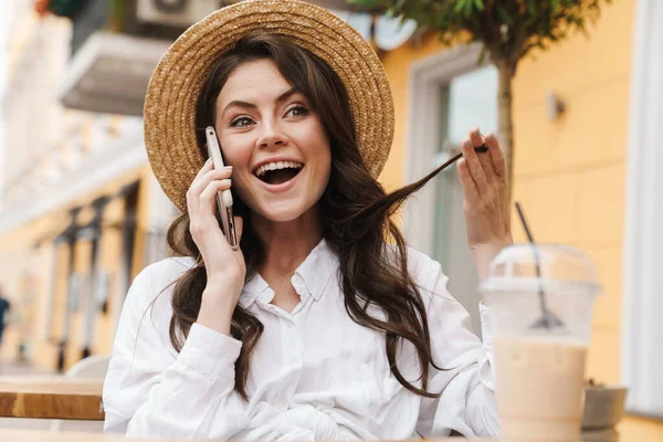 Retrato Una Joven Risueña Hablando Por Celular Mientras Bebe Batido —  Fotos de Stock